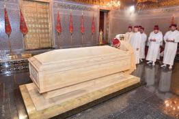 Image du Maroc Professionnelle de  SM le Roi, Amir Al Mouminine, se recueille sur la tombe de Feu SM le Roi Mohammed V, le 26 Mai 2019 (Photo/ SPPR) via Jalilbounhar.com 